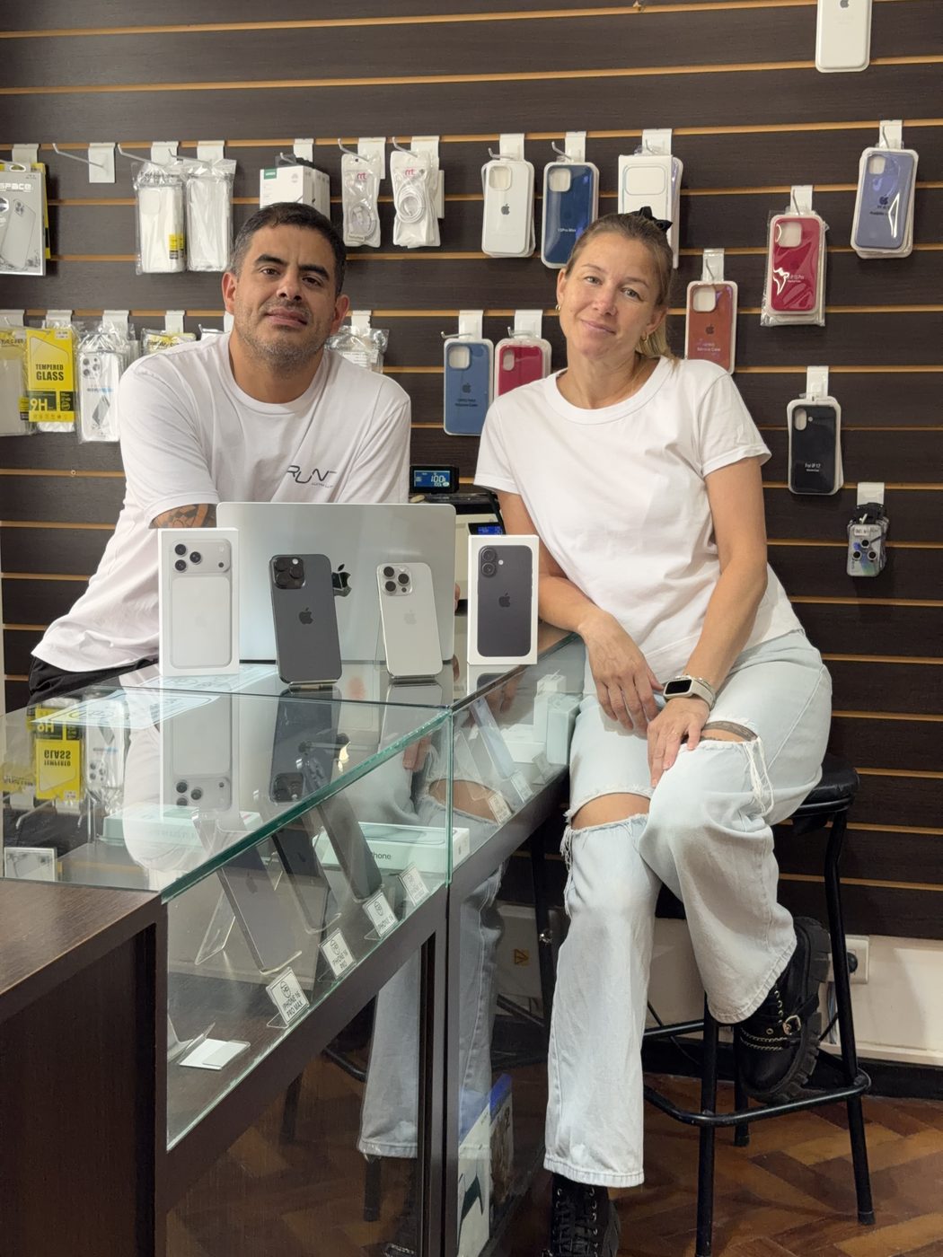 Equipo de MBPhone_cba en el local